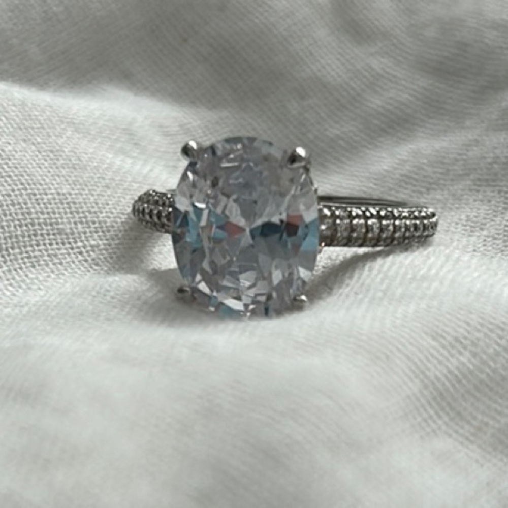 Elegant Silver Women's Ring with Clear Gemstone